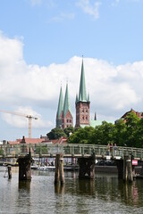 Blick über die Trave in die Altstadt von Lübeck mit Marienkirche
