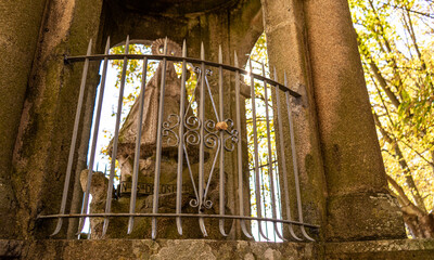 stone baldachin with female image and a grille © carlos