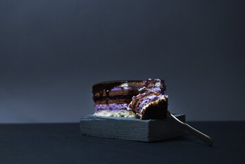 Blueberry cake. Flat design. Sweet dessert. premium recipes and offers. the cake is served on a wooden tray. a combination of the texture of a delicate cream cake and rough wood. copy space