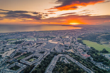 Obraz premium Aerial close-up view of statue Nelson Monument in Calton Hill, Edinburgh, Scotland. Nelson Monument is made of bronze and one of the most important landmarks in Calton Hill