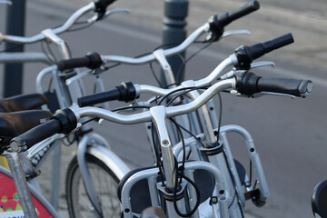 Części rowerowe na parkingu rowerowym w mieście. © FotoDax