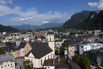 Ein Panoramablick über die Stadt Kufstein in Tirol, Österreich. Die Stadt liegt im Inntal und ist...