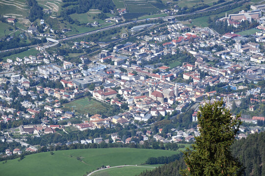 Eine Luftaufnahme von Brixen in S&uuml;dtirol - Trentino, Italien. Die Stadt liegt am Flu&szlig; Eisack im Eisacktal etwa 40 km n&ouml;rdlich von Bozen. 