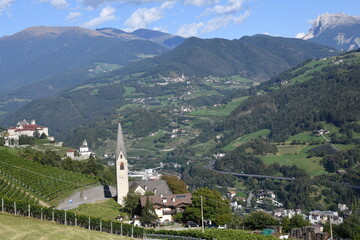 Panoramablick über das Eisacktal mit der Kirche St. Valentino, Kloster Säben, Liebfrauenkirche,...