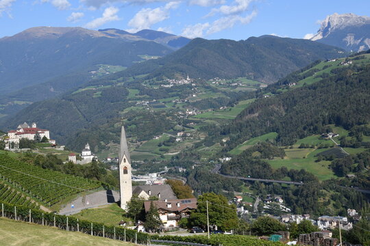 Panoramablick &uuml;ber das Eisacktal mit der Kirche St. Valentino, Kloster S&auml;ben, Liebfrauenkirche, Klausen, der Brennerautobahn, die Orte Gufidaun und Teis im Hintergrund die Berg Peitlerkofel und Plose