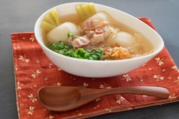冬に旬を迎えるかぶ（蕪）を使ったスープ。日本の食卓）