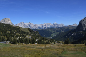 Panoramablick vom Grödner Pass ins Tal Alta Badia Corvara und die  Marmolata auf italienisch Marmolada und ladinisch Marmoleda. Er ist der höchste Berg der Dolomiten. Kolfushg mit dem Berg Sassongher
