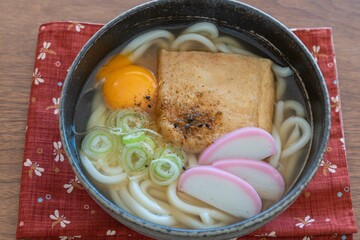 関西風の和風だしがきいた日本の代表的な麺（うどん）