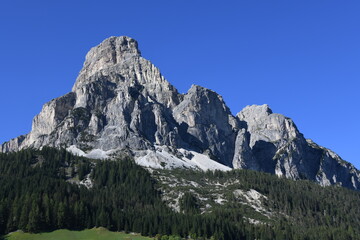 Kolfuschg, ladinisch Calfosch, italienisch Colfosco ist ein Dorf in Südtirol, Ladinien in Italien. Es liegt in den Dolomiten in der Ferienregion Alta Badia. Der Berg Sassongher 2665m bei Corvara. 