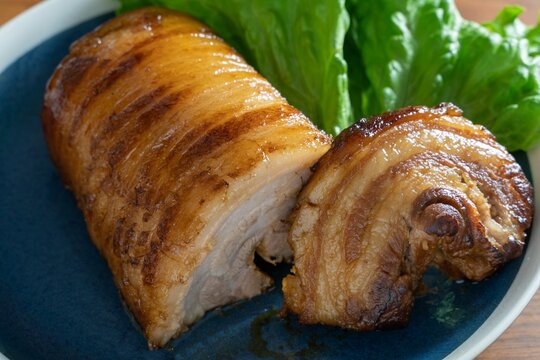 うまみと油があふれ出る黄金色に焼き上がった焼き豚（チャーシュー）