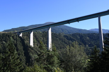 Die Europabrücke bei Innsbruck ist das Kernstück der österreichischen Brenner Autobahn. Sie wurde 1963 ebaut und die höchste Brücke Österreichs und überspannt das Wipptal zwischen Schönberg und Patsch