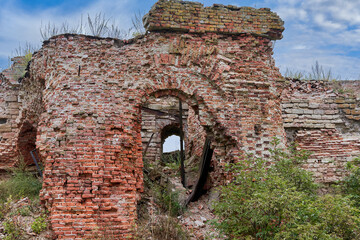A destroyed brick building on the territory of the Oreshek fortress