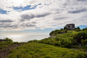 Fototapeta na wymiar Tulum Ruins Overlooking the Caribbean Sea
