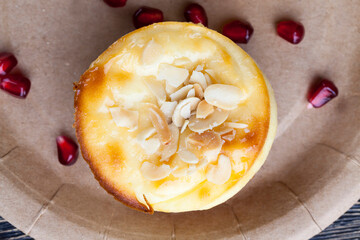 mini cheesecake with berry jam