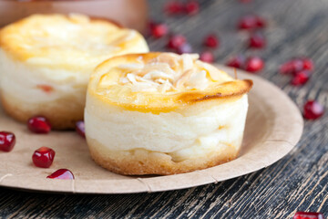 mini cheesecake with berry jam