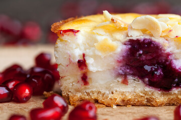 mini cheesecake with berry jam