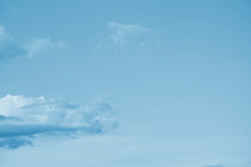 Fototapeta premium Schleierwolken - weiße Wolken am blauen Himmel - Schönwetterwolken 