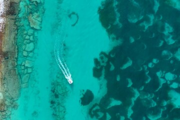 Bateau sur la mer des caraïbes