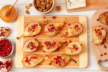 Gruszki zapiekane z serem gorgonzola posypane pestkami granatu