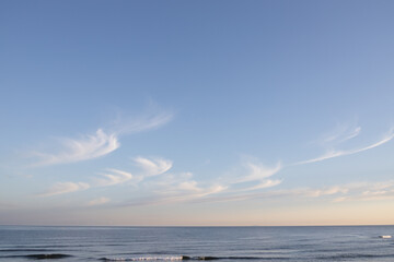 鈎雲（筋雲）と青空と海