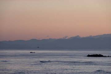 朝焼けの空と静かな海