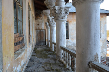 Obraz premium balcony of an abandoned house of culture with columns