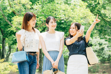 旅行する女性たち（スマホ・アプリ）
