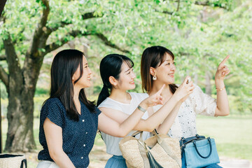 スマホを使う女性たち（アプリ・写真撮影）
