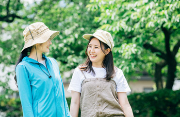 トレッキング・登山する女性たち
