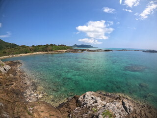 Fototapeta premium 広がるエメラルドグリーンの海