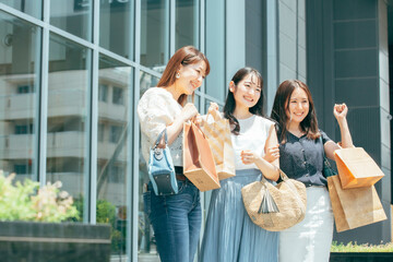ショッピングを楽しむ女性たち

