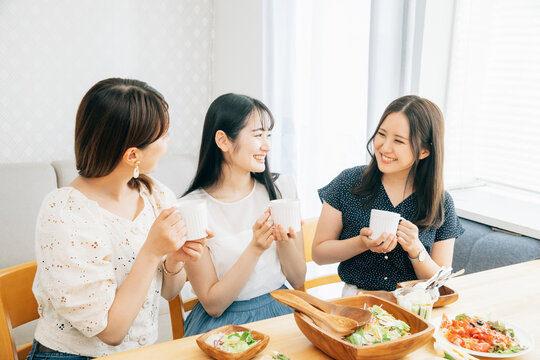 家でパーティーする女性たち
