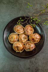 매콤하고 맛있는 한국 음식 김치 만두 요리