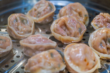 매콤하고 맛있는 한국 음식 김치 만두 요리