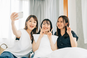 旅行先でスマホを使う女性たち（自撮り）  © buritora