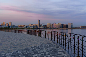 Obraz premium Kazanka River embankment near the family center Kazan against a pink sunset sky, Kazan, Tatarstan, Russia