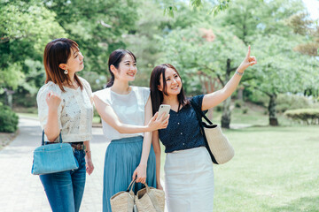 旅行する女性たち（スマホ・アプリ）
