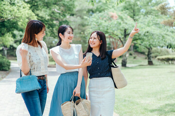 旅行する女性たち（スマホ・アプリ）
