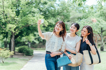 Naklejka premium 旅行する女性たち（スマホ・自撮り） 