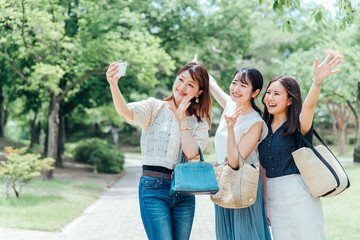 旅行する女性たち（スマホ・自撮り）
