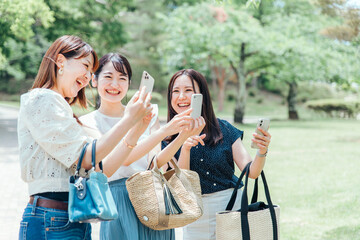 スマホで撮影する女性たち（思い出）
