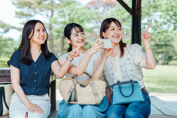 スマホを使う女性たち（アプリ・写真撮影）
