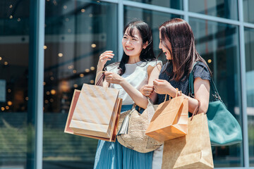 ショッピングを楽しむ女性たち（2人）
