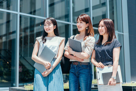 【悲報】女子大生「おっぱいの成長が小学生で止まりました…」