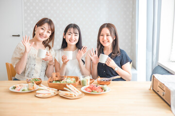 家でパーティーする女性たち（カメラ目線）
