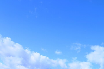コピースペースのある綺麗な青空と浮かぶ雲 
