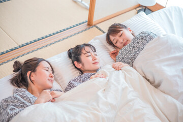 女子旅・布団で眠る女性たち（睡眠）
