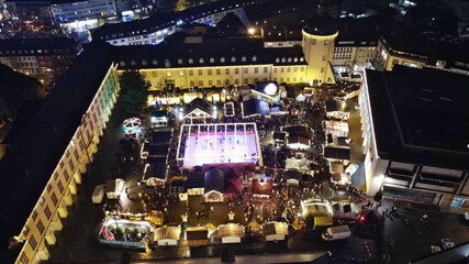 Obraz premium Weihnachtsmarkt in Siegen/NRW eröffnet (Drohnenfotos)