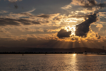 海の上に広がる夕焼けの空