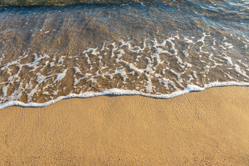 砂浜に打ち寄せる波